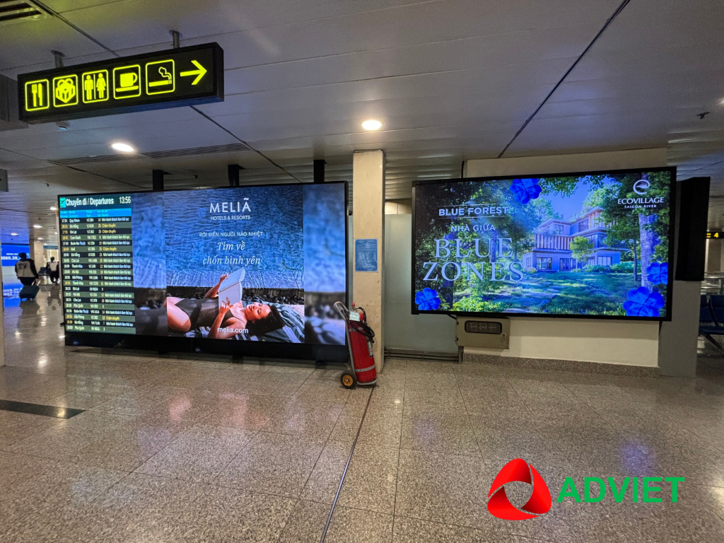 Quảng cáo màn hình LED tại khu vực cửa ra vào sân bay