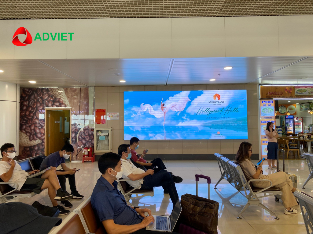 Quảng cáo màn hình LED tại khu vực sảnh chờ lên máy bay