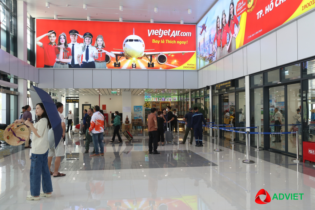 Vietjet Air quảng cáo tại sân bay Điện Biên với nội dung ngắn gọn và dễ ghi nhớ