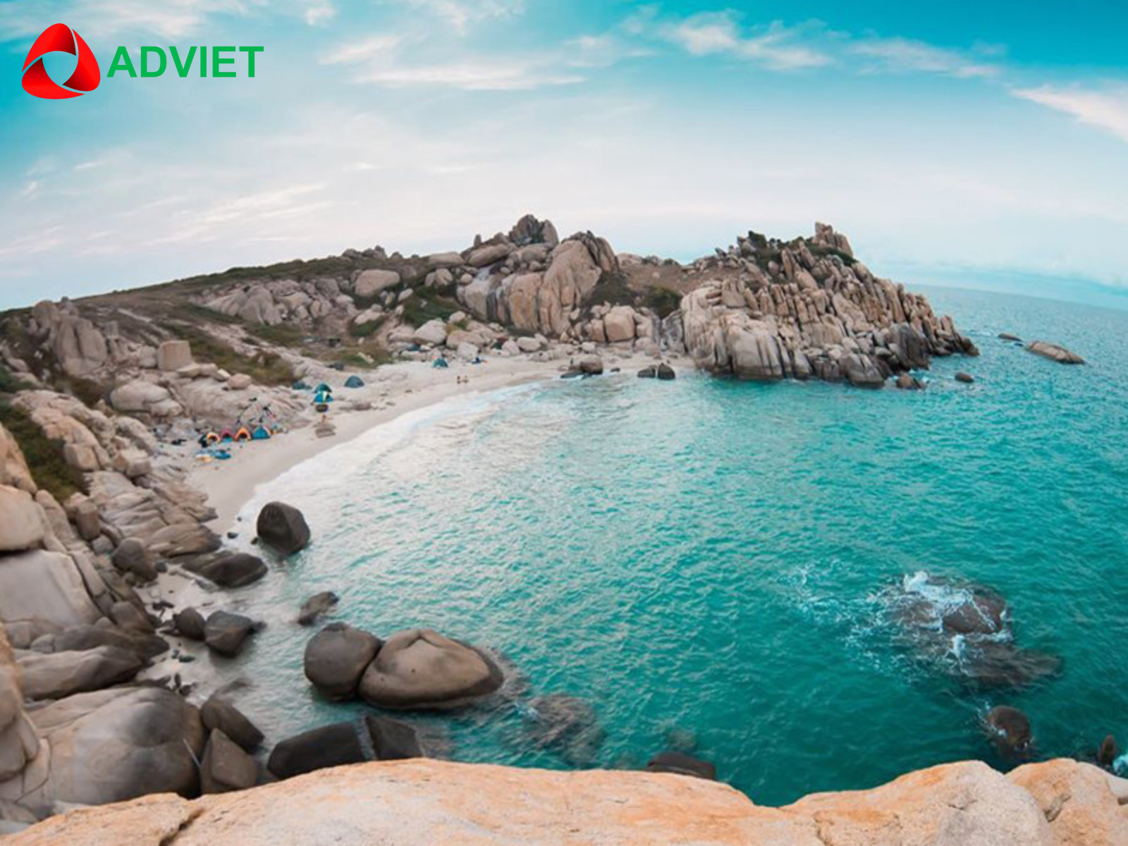 Bãi biển Hòn Câu Bình Thuận với cát trắng và đá