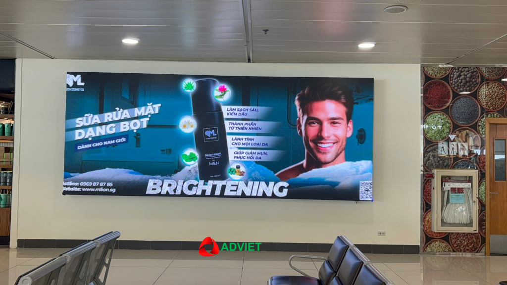 Quảng cáo màn hình LED sân bay Cát Bi tại khu vực phòng chờ.