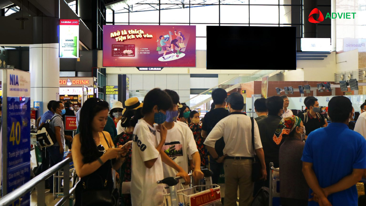 Màn hình LED tại Khu vực công cộng, sảnh A, Ga đi Quốc nội