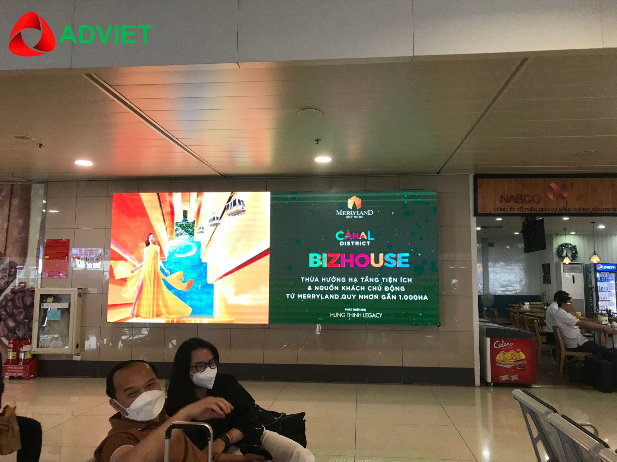 Màn hình LED tại phòng chờ lên máy bay