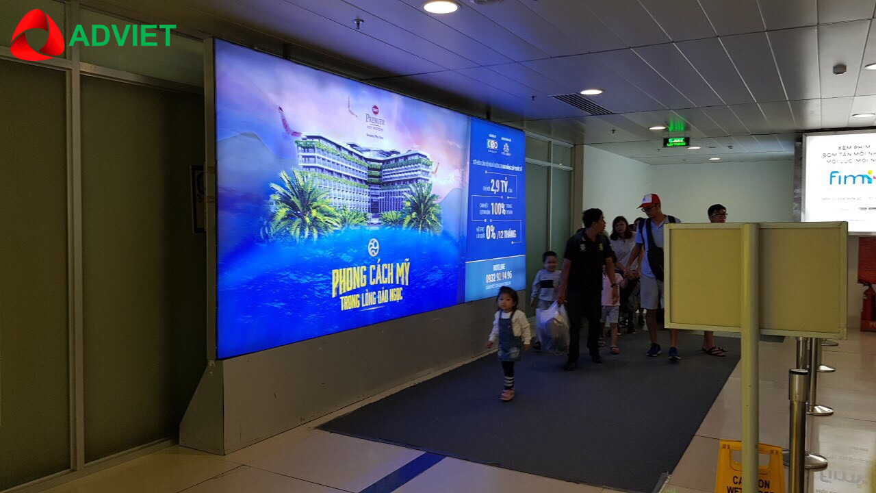 Biển quảng cáo hộp đèn LED tại khu vực kiểm tra an ninh