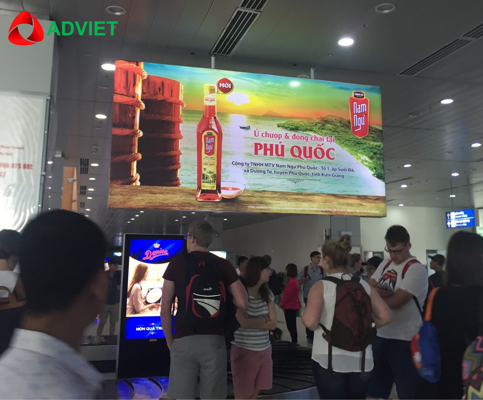 Quảng cáo màn hình LED tại băng chuyền hành lý