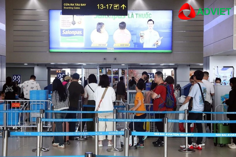 Biển quảng cáo LED tại khu vực kiểm tra an ninh