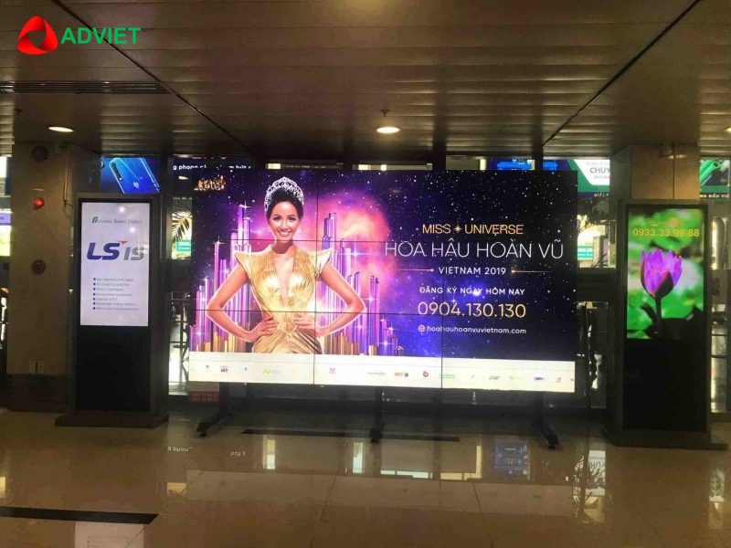 Quảng cáo màn hình LED đặt song song tại lối đi, hành lang