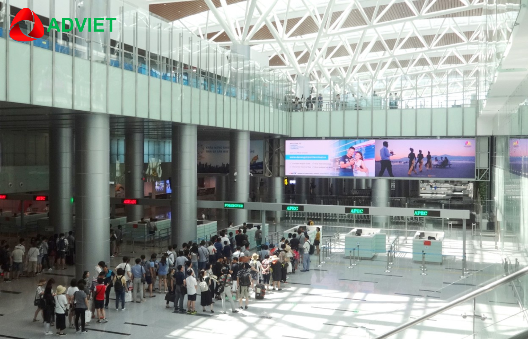 Quảng cáo màn hình LED tại khu vực kiểm tra an ninh