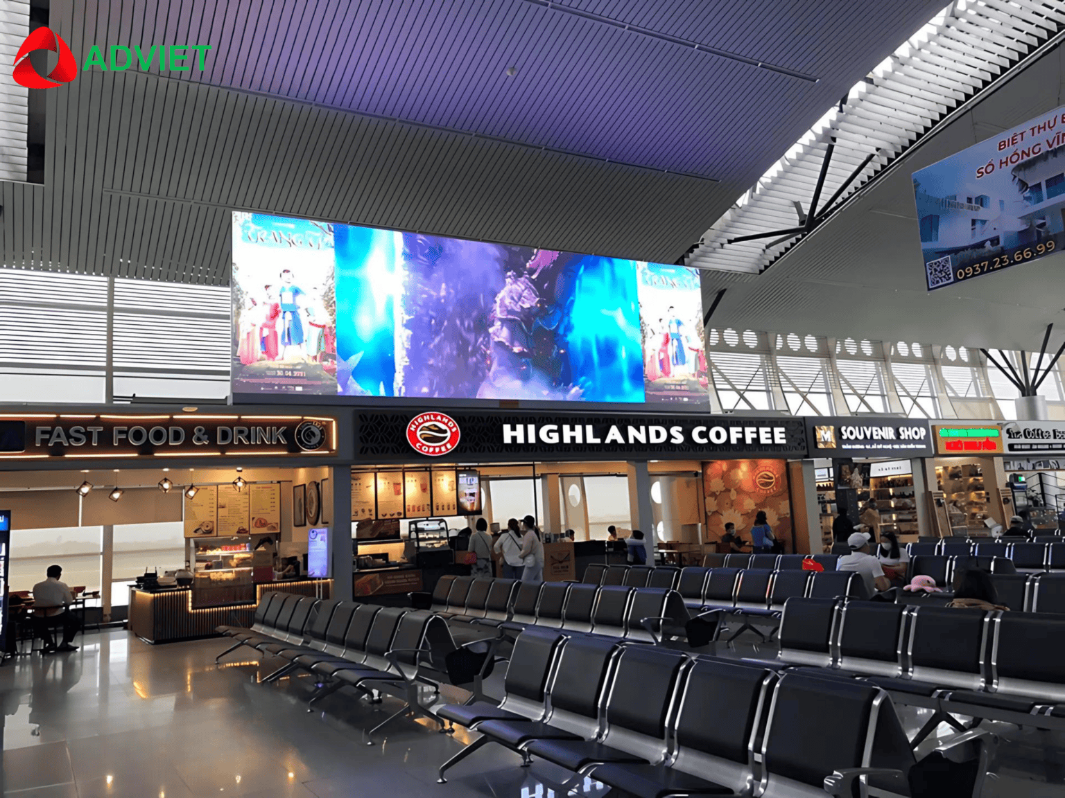 Quảng cáo màn hình LED tại khu vực chờ lên máy bay