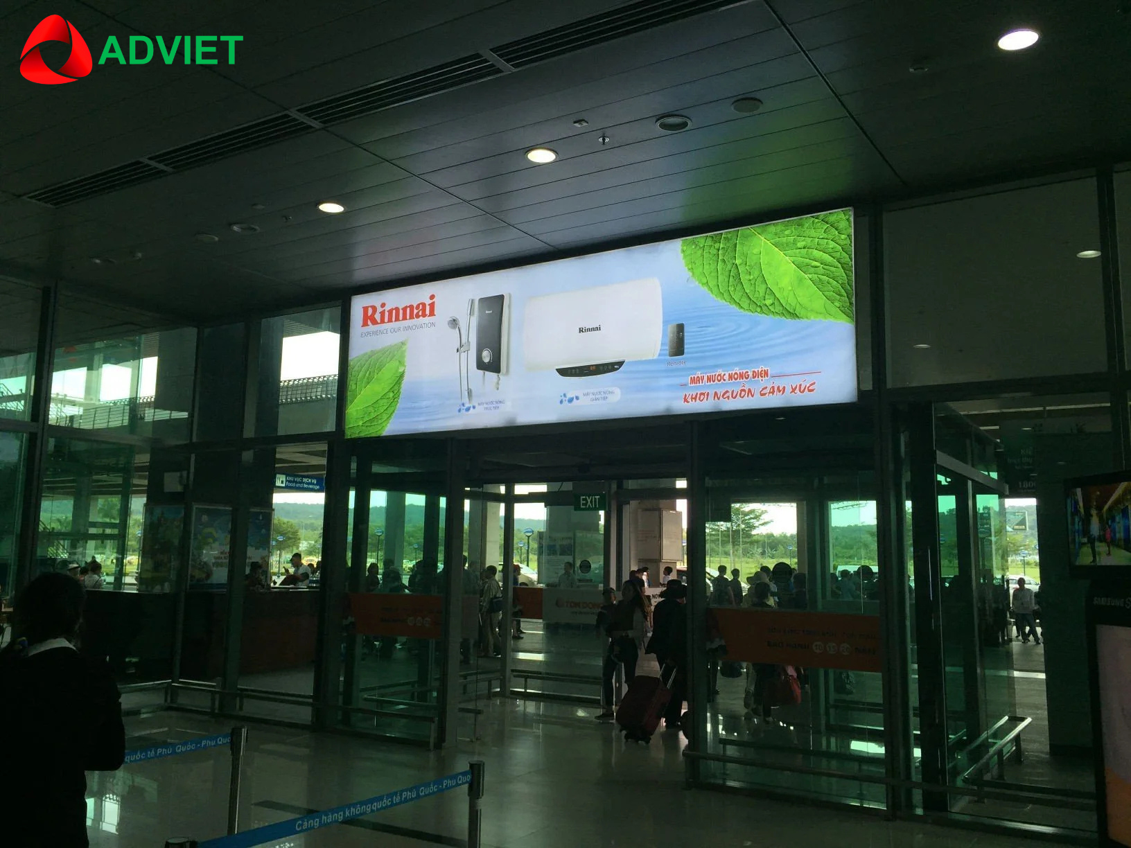 Quảng cáo màn hình LED tại sảnh đón tiễn