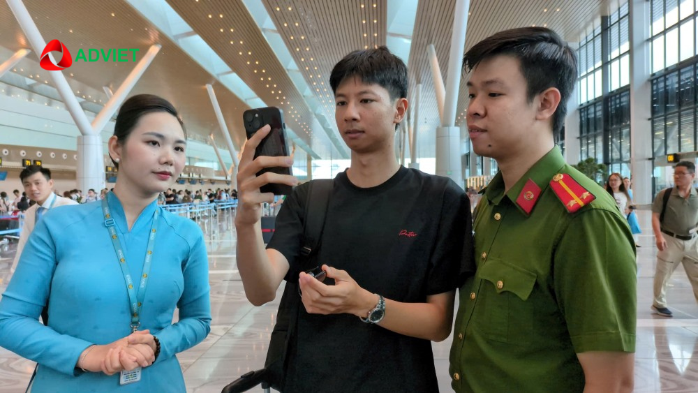 Hành khách làm thủ tục bay bằng sinh trắc học trên VNeID, không cần giấy tờ hay vé máy bay