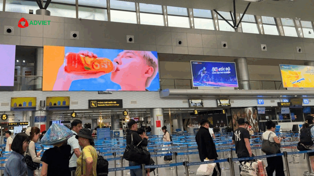 Quảng cáo màn hình LED sân bay tại khu vực check-in