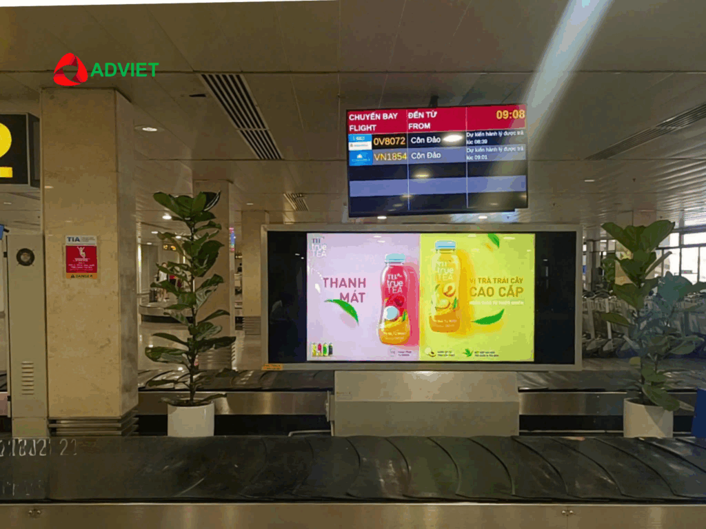 Quảng cáo màn hình LED sân bay tại khu vực băng chuyền hành lý