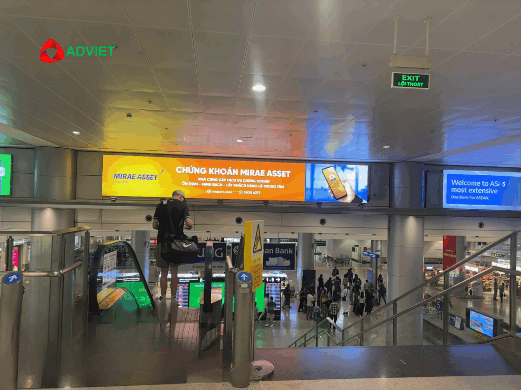 Quảng cáo sân bay màu Tết với hình ảnh sống động và bắt mắt