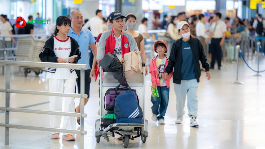 Hành khách chờ đợi và di chuyển trong nhà ga đông đúc dịp Tết Nguyên đán tại sân bay