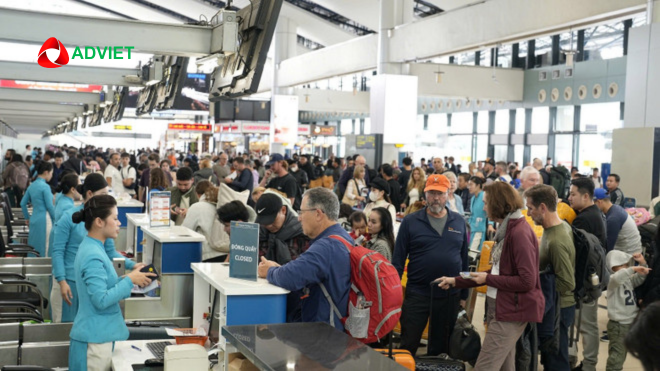 Lưu lượng hành khách đông đúc tại nhà ga sân bay trong các đường bay dịp Tết Nguyên đán