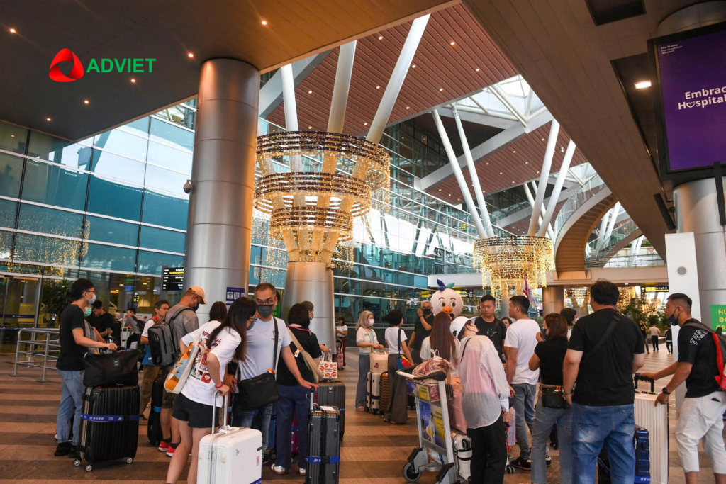 Hành khách quốc tế đông tại nhà ga T2 sân bay Đà Nẵng giờ cao điểm