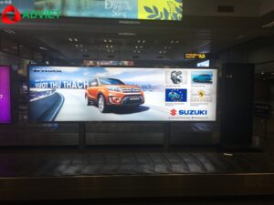 Quảng cáo hình thức biển bảng dùng bạt trong sân bay
