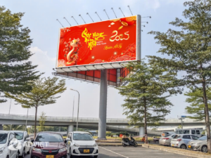 Biển quảng cáo nổi bật thu hút sự chú ý của hành khách