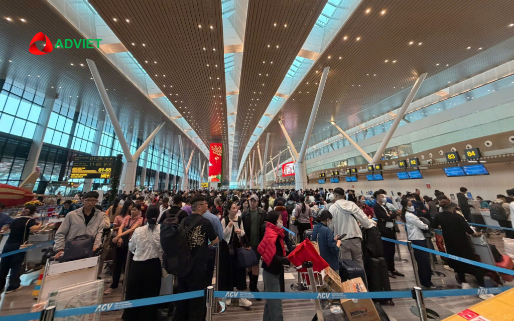 Giá vé máy bay sau Tết Hà Nội - TP.HCM tăng cao do nhu cầu đi lại lớn
